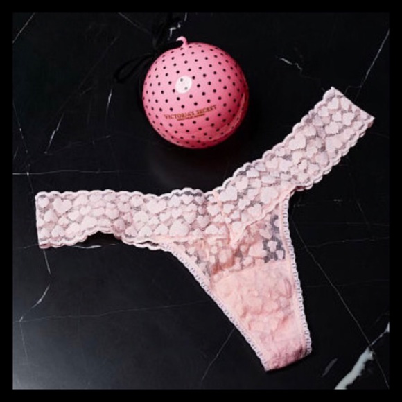 💕𝒱𝒾𝒸𝓉𝑜𝓇𝒾𝒶'𝓈 𝒮𝑒𝒸𝓇𝑒𝓉 Ornament NEW💕